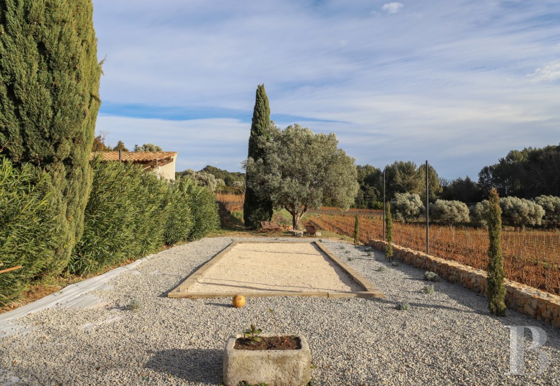 An 18th century bastide surrounded by vineyards and olive trees on the heights of Ollioules in the Var - photo  n°3